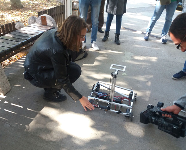 Девојке и робот освајају Дубаи